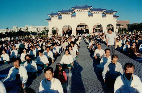 Chan Master advocated “Health & Good Heart Chan” to improve social morale. (1994