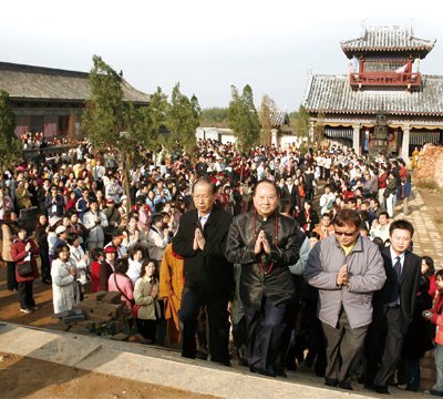  Chan Master paid tribute to Master Bodhidharma at the Kongxiang Temple. (2007)