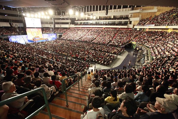 印心佛法禪修見證發表會現場兩萬多人與會，小巨蛋座無虛席