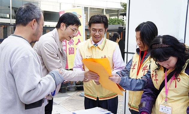 悟覺妙天禪師在都市交通方便處開設道場，開啟道場都市化的先河