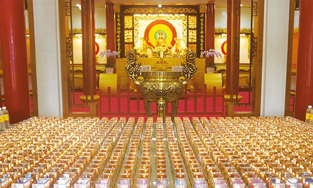 藉著眾生對佛菩薩的嚮往及心有所求，設立佛寺引導眾生開悟修行正法