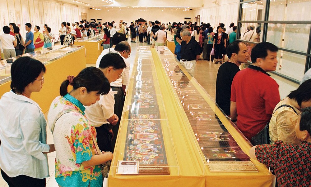 2002年及2003年‧於國父紀念館舉辨「觀世音菩薩慈悲法相畫展」，共計三十餘萬人參觀，轉化世道人心